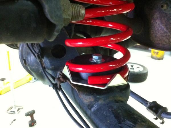 This is a good shot of the metal plate that was used at the bottom of the spring on the axle.  This red spring is what came with the kit from Strutmas