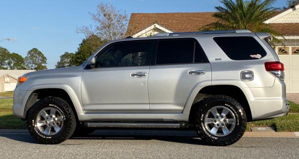 Transformation began :
3' Front - 2' Rear leveling/lift kit.
275/70/17 BFG KO2
Gas tank lid cover