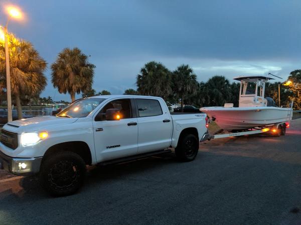 Tundra & Robalo Cayman 246