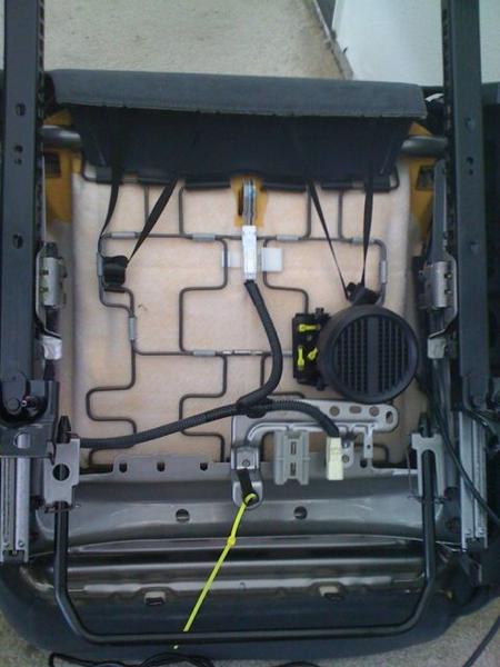 Yaeasu (MLS-200) aux speaker attached to passenger seat.