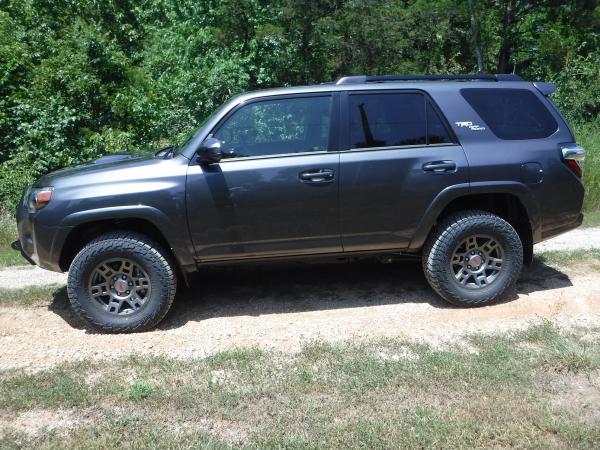 drobs-albums-2019-t4r-or-picture55835-2019-t4r-off-road-4x4-265-70r17-falken-wildpeak-t3w-eibach-pro-lift-warn-vr10-winch-warn-100022-winch-bumper-trd-skid-plate.jpg