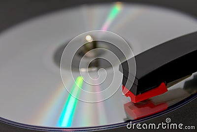 cd-spinning-vinyl-record-player-12878216.jpg