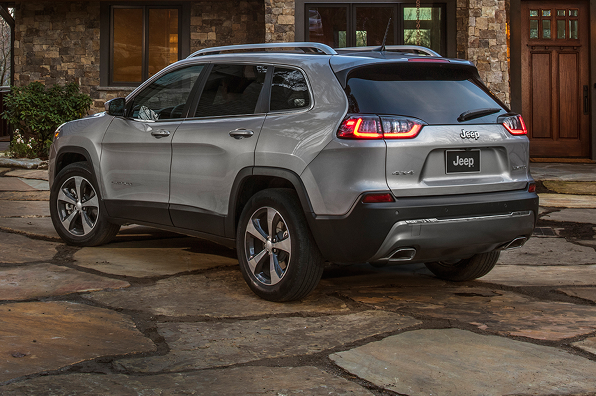 2019-Jeep-Cherokee-rear-three-quarter-04.jpg